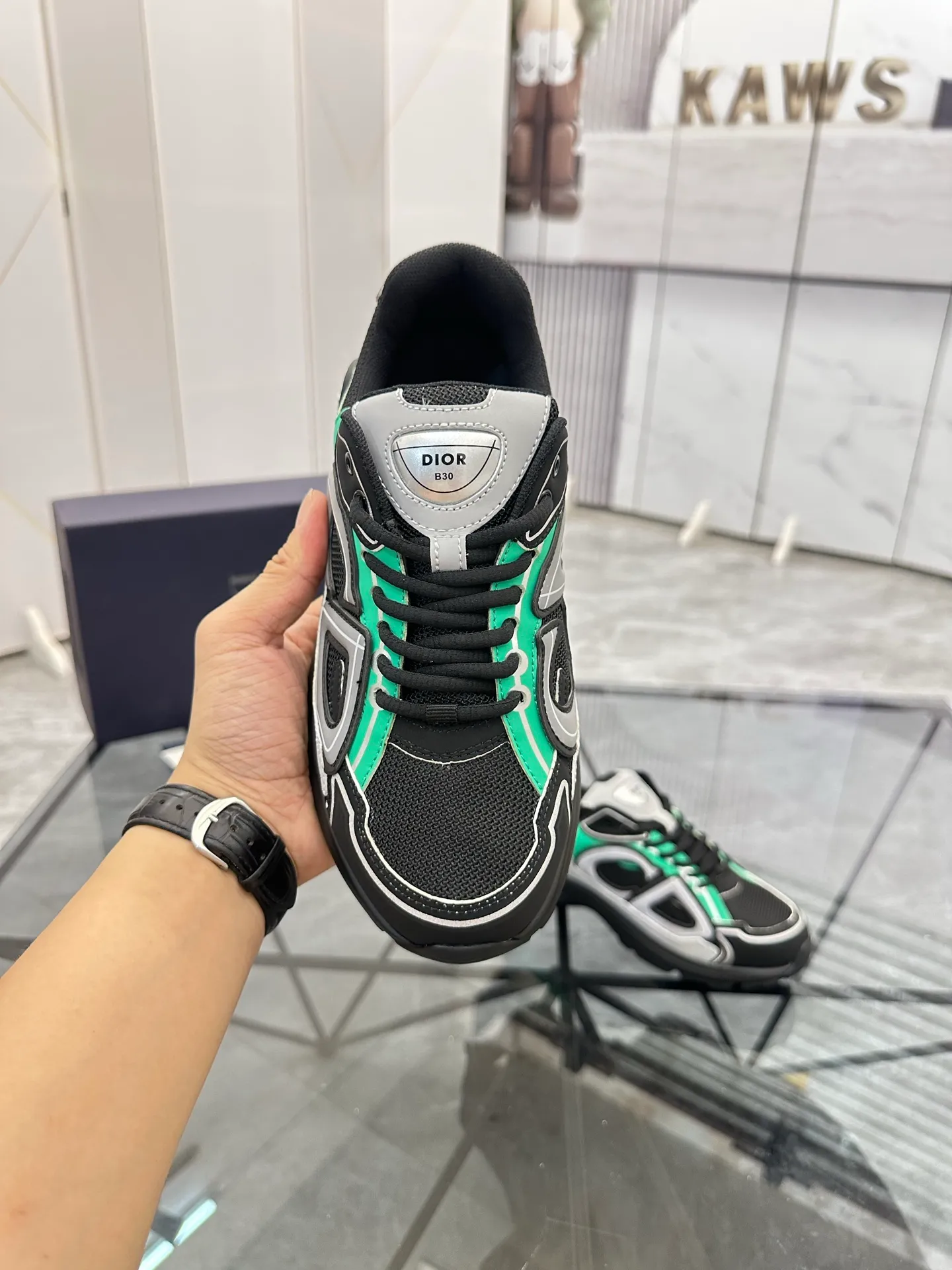 Men's shoes: 💰P400¥ Available in Guangzhou Product trademark: Dior* "Dior*" low-top casual shoes Regular size: 35-46 (can be customized to 47) Couple style Product materials: Upper imported cowhide stitched with original fabric, breathable lining, ultra-light foam original outsole. No.: 007